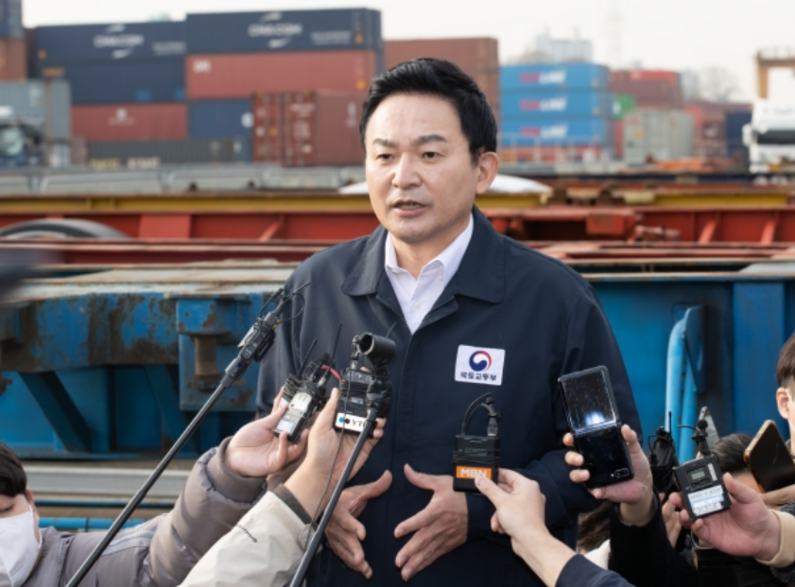 지난 12월 24일 화물연대 집단운송 거부 관련 긴급 현장점검에 나선 원희룡 장관 (출처 : 국토교통부)