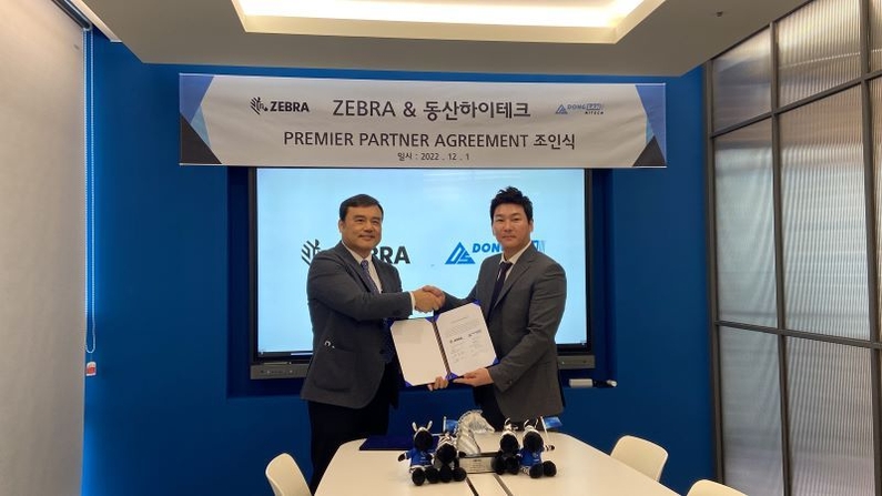 (좌)동산하이테크 채종석 대표와 지브라코리아 우종남 지사장이 파트너십 체결 후 악수를 나누고 있다. (출처: 지브라 코리아)