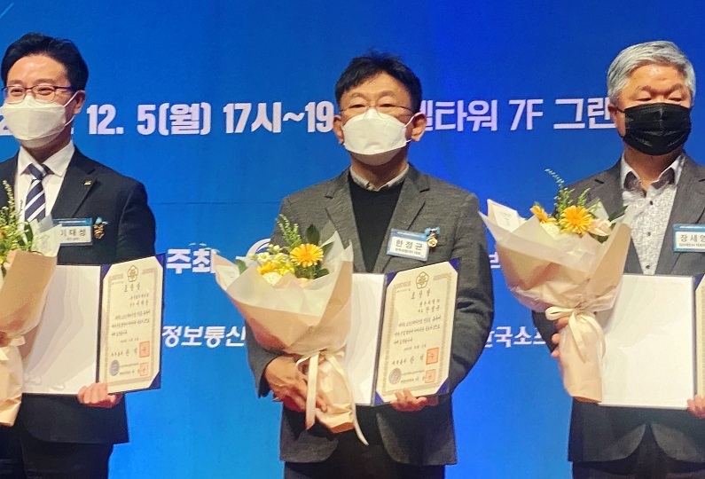 원투씨엠 한정균 대표(가운데)가 대한민국 SW대상 부문 대통령상을 받은 후 기념 촬영을 하고 있다.