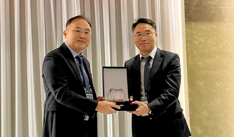 김영규 셰플러코리아 산업기계 사업부문장 전무(왼쪽)가 수상 기념촬영을 하는 모습. (출처 : 셰플러코리아)