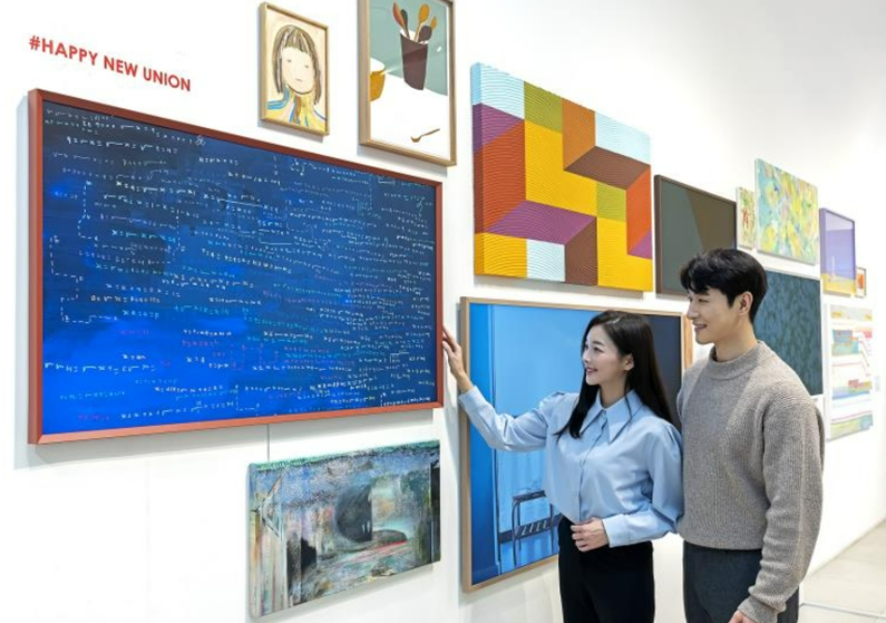 삼성전자 모델이 '2022 유니온 아트페어'에서 라이프스타일 TV '더 프레임'을 활용한 디지털 아트 작품을 소개하고 있다. (출처 : 삼성전자)