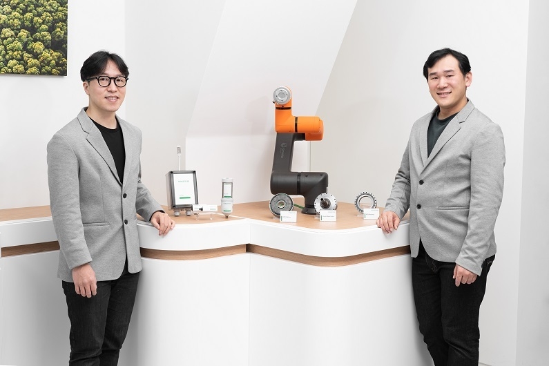 셰플러코리아의 김민건 팀장(왼쪽)과 이정균 마스터는 “다양한 고객과의 접점을 확보하고 다양한 애플리케이션에 진출해 제조업 경쟁력에 기여하고 싶다”고 말했다.