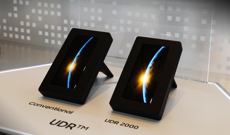 'UDR 2000' 마크를 획득한 초고휘도 OLED(오른쪽)와 일반 OLED의 밝기를 비교 전시하고 있는 모습. (출처 : 삼성디스플레이)