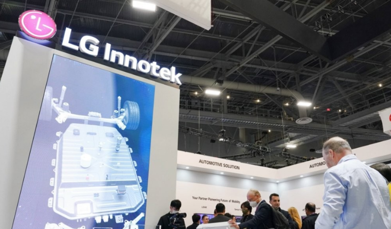 'CES 2023'에서 LG이노텍의 오픈 부스를 방문한 관람객들이 전시 제품을 살펴보고 있다. (출처 : LG이노텍)