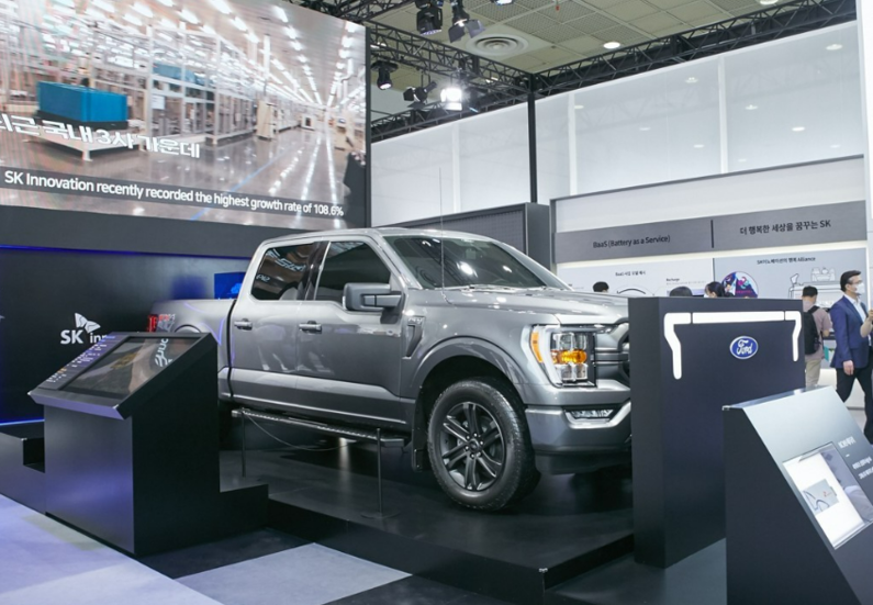 SK온 전기차 배터리가 탑재된 미국 포드 F-150 (출처 : SK온)