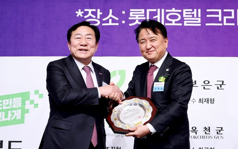 왼쪽부터 김기문 중기중앙회장, 김영환 충북도지사 (출처: 중소기업중앙회)