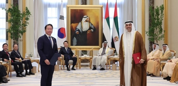 최태원 SK그룹 회장(좌)과 무함마드 빈 자예드 알 나흐얀 UAE 대통령(우). (출처 : 연합뉴스)