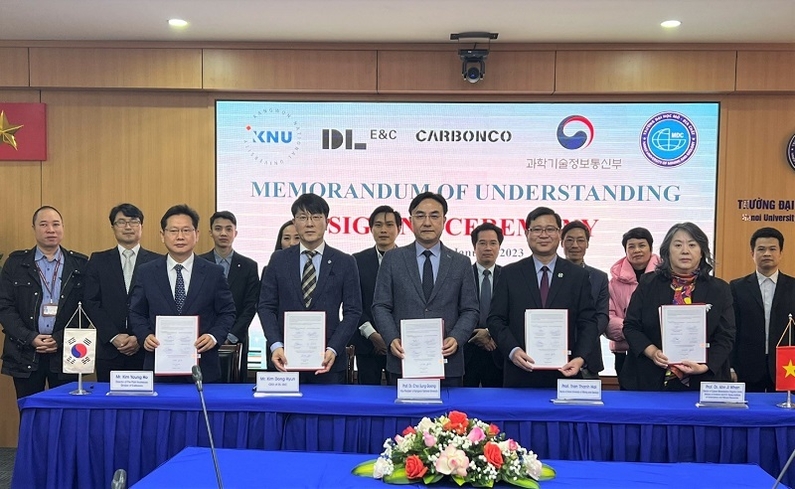 지난 18일 베트남 하노이광업지질대학교에서 열린 '탄소광물 플래그십 사업 양해각서 체결식'에서 참석자들이 기념촬영을 하고 있다. (왼쪽부터 카본코 사업수행실 김영호 부장, DL이앤씨 플랜트사업본부 김동현 실장, 강원대학교 최성웅 부총장, 하노이광업지질대학교 탕 하이 쩐(Thanh Hai Tran) 총장, 탄소광물화플래그십사업단 안지환 단장) (출처: DL이앤씨)