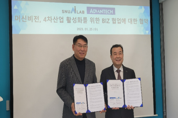 스누아이랩 유명호 대표와 어드밴텍 케이알 정준교 대표가 MOU를 체결하고 기념촬영을 하고 있다. 