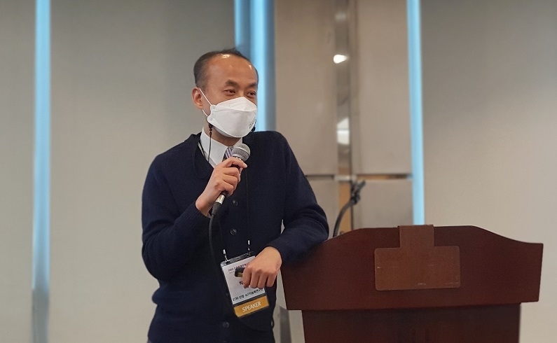 ETRI 지능화융합연구소 박준희 단장은 “소비자들은 일괄된 제품이 아닌 맞춤형 제품을 원하고 있다”며 “생산 시스템이 이런 시장의 소비 패턴을 따라가기 위해서는 ICT 기술을 접목한 변화된 ‘제조 패러다임’이 필요한 시점”이라고 말했다.