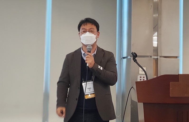 ETRI 기술정책연구본부의 박종현 책임연구원은 “우리나라는 선진국 대비 핵심 기술 경쟁력이 낮다. 특히, 대용량 실감 데이터의 빠른 전송이 가능한 고도화된 무선 통신 네트워크 기술 도입이 미흡한 실정이다”라고 말했다. 그는 이어 “산업현장에서 발생하는 다양한 데이터의 효율적인 활용을 위해서는 표준화 제도가 필요하다”고 강조했다.