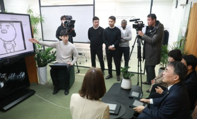 2일 이종욱 조달청장이 혁신기업인 닷을 방문해 제품에 대한 설명을 듣고 있다. (출처 : 조달청)
