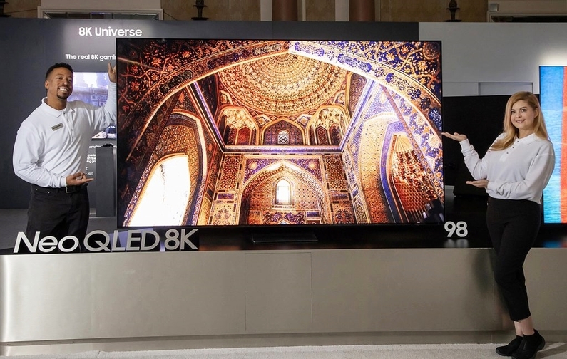 삼성전자가 CES 2023 개막에서 선보인 98형 Neo QLED 8K 신제품 (출처 : 삼성전자)