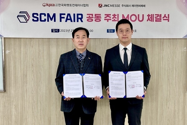 한국파렛트컨테이너협회 김덕열 전무와 주지웅 제이앤씨메쎄 대표. (출처 : 제이앤씨메쎄)