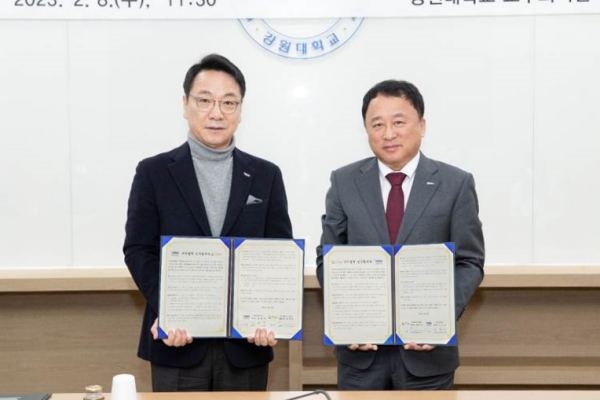 김헌영 강원대학교 총장(왼쪽)과 최용호 틸론 사장(오른쪽)이 기념사진을 촬영하고 있다. (출처 : 틸론)