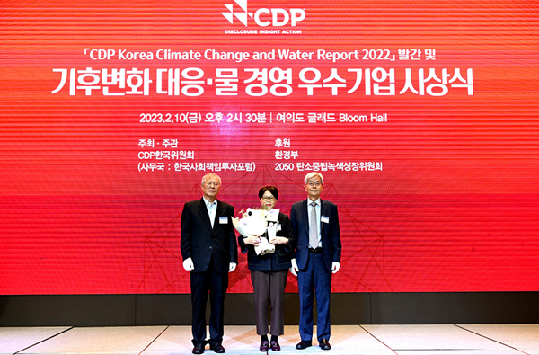 이성녀 SK에코플랜트 ESG추진 담당임원(가운데)이 서울 글래드호텔 여의도에서 열린 시상식에서 수상 후 기념촬영을 하고 있다. (출처 : SK에코플랜트)