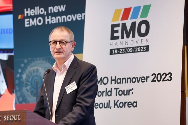 빌프리트 쉐퍼 박사가 EMO 2023 한국 기자간담회에서 발표하고 있다. 