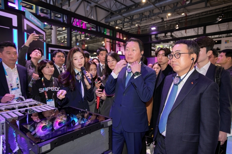 SK그룹 최태원 회장이 MWC 2023 SK 부스에서 설명을 듣고 있다. 