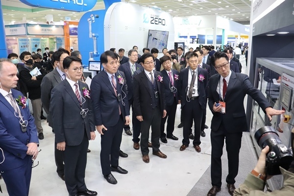전시회 참가기업 부스를 참관하고 있는 주요 내빈들.