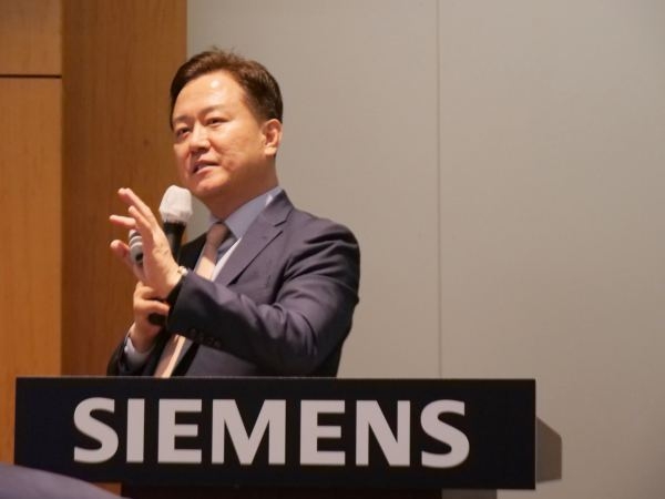 지멘스 DI 오병준 대표이사가 디지털 전환의 중요성을 설명하고 있다. (사진: 헬로티)