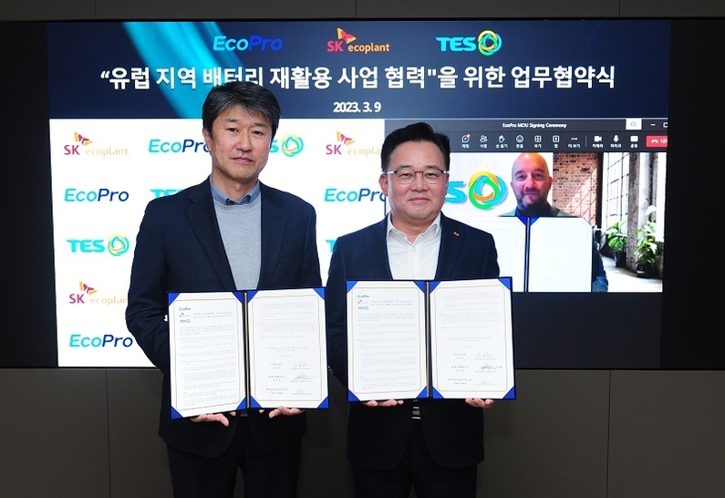 사진은 박경일 SK에코플랜트 사장(오른쪽), 송호준 에코프로 대표(왼쪽), 게리 스틸(Gary Steele) 테스 CEO(화면)가 협약서를 들고 기념촬영을 하고 있는 모습. (출처: SK에코플랜트)