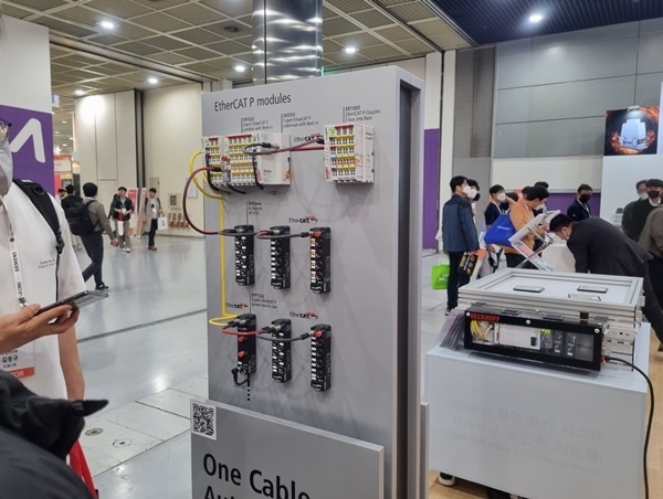 관람객들이 백호프의 EtherCAT 모듈을 관람하고 있다. 