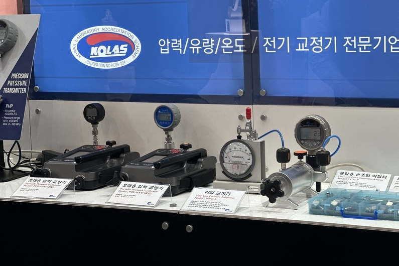 피디케이의 디지털 압력 게이지와 압력 교정기