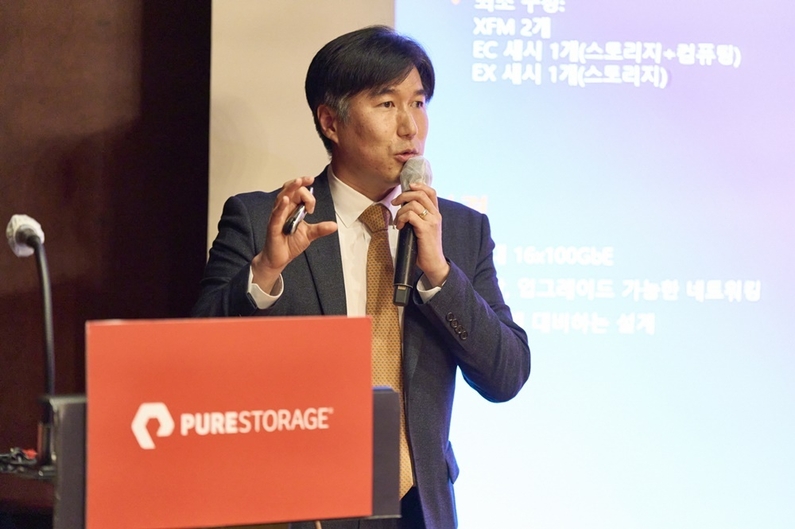 퓨어스토리지코리아 송성환 이사가 친환경적이고 지속가능성의 플래스블레이드//E를 소개하고 있다. (출처: 퓨어스토리지)