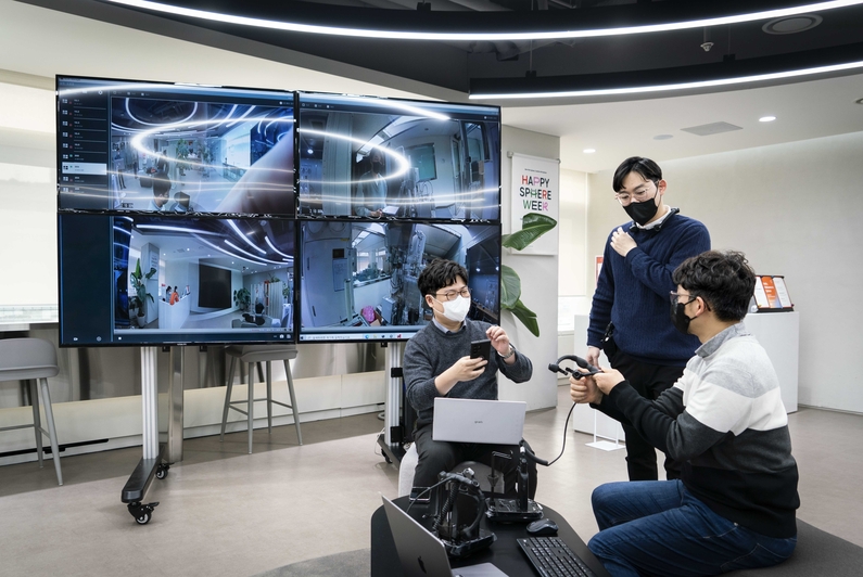 SKT 직원들이 실내 실증망을 시험하는 모습 (출처 : SK텔레콤)