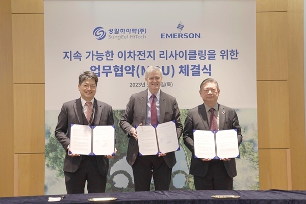 (왼쪽부터)이강명 성일하이텍 대표, 마이크 트레인 에머슨 CSO, 충첸화이 한국에머슨 대표. (출처 : 성일하이텍)