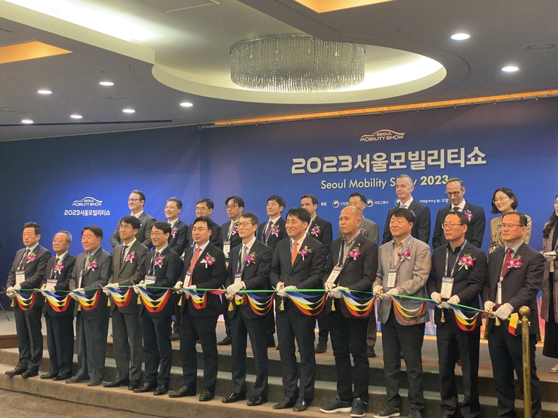 2023 서울모빌리티쇼 개막식에 참석한 주요 내빈들이 테이프 컷팅식을 진행하고 있다. (사진 : 헬로티)