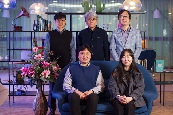 (윗줄 왼쪽부터)서동화 교수, 최윤석 교수, 김동혁 교수, (아랫줄 왼쪽부터)제1 저자 이현준 연구원, 제 1저자 박서정 연구원. (출처 : UNIST)