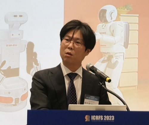 배지훈 생산기술연구원 로봇연구부문장은 “로봇 조작 기술에는 가볍고 안전할 것, 환경에 반응할 것, 스마트할 것 등의 전재가 필요하다”며 “그러나 물린 엔진의 성능이 못 따라가고 있기 때문에 실제로 접촉이 일어나는 것은 로봇 센싱을 이용해서 받고, 판단은 인공지능을 이용하는 방식을 취하고 있다”고 말했다.
