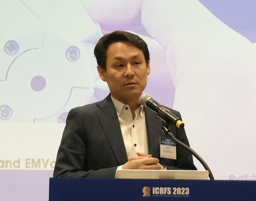조규진 서울대 교수는 “미국의 경우 박사학위를 취득한 사람이 엔지니어로 들어와서 학생들과 함께 예전에 없던 새로운 것을 만들기 위한 연구를 하다가 그것을 토대로 창업을 해서 나가기도 한다”며 “우리나라도 그러한 생태계가 만들어진다면 로봇 기술 관련된 새로운 것들이 많이 나올 수 있다”고 말했다.