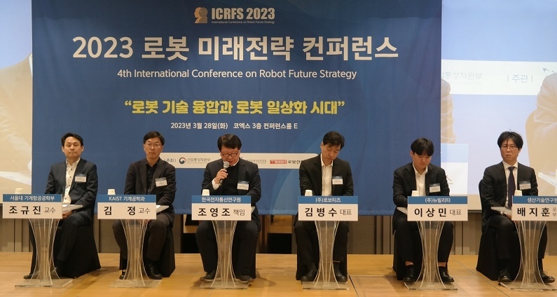 지난 3월 28일, 서울 코엑스 컨퍼런스룸 E홀에서 ‘로봇 기술 융합과 로봇 일상화 시대’를 주제로 한 토크쇼가 열렸다. (왼쪽부터) 조규진 서울대 교수, 김정 KAIST 교수, 조영조 ETRI 책임연구원, 김병수 로보티즈 대표, 이상민 뉴빌리티 대표, 배지훈 생산기술연구원 로봇연구부문장.