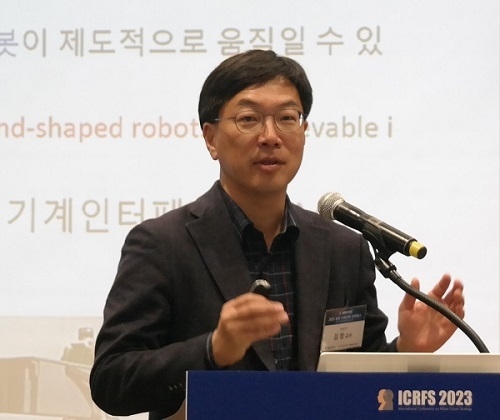 김정 KAIST 교수는 “사람과 로봇이 공존하기 위해서는 안전성과 신뢰성 측면에서 하드웨어 기술이 발전해야 하고 지능 기술과 함께 감각과 인식기술에 대한 많은 연구가 이루어져야 우리가 원하는 로봇이 나온다”고 말했다.