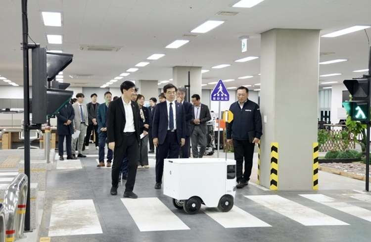 국회·정부가 로보티즈를 방문해 자율주행 관련 기술을 확인하고 있다. (출처: 로보티즈)