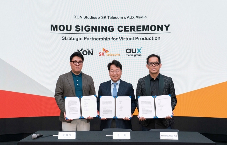(왼쪽부터) 엑스온스튜디오 장원익 대표, SKT 김혁 미디어제휴 담당, AUX Media 중 증이기 대표