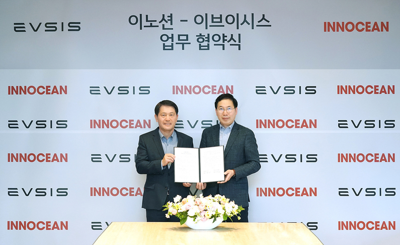 오영식 EVSIS 대표이사(오른쪽), 이용우 이노션 대표이사 (출처 : EVSIS)