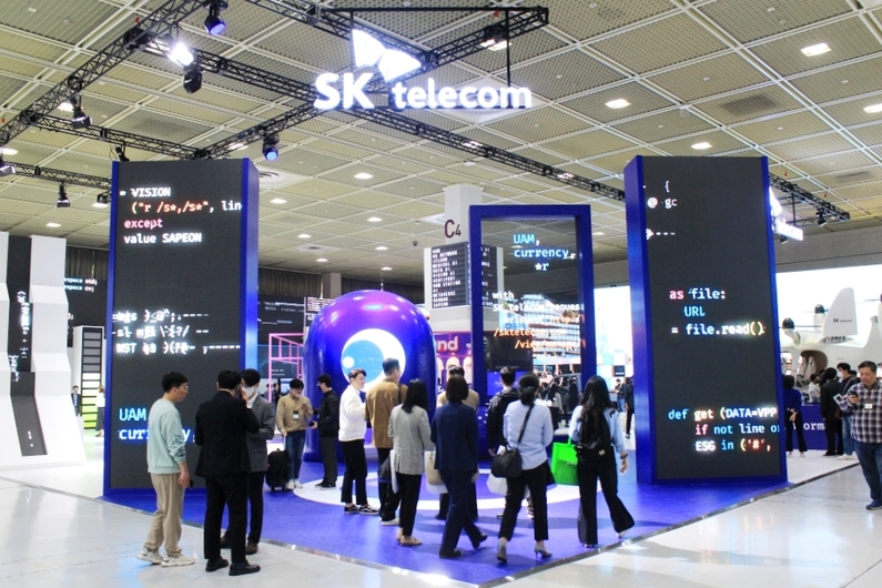 2023 월드IT쇼에 참가한 SK텔레콤 부스 전경 (출처 : 헬로티)