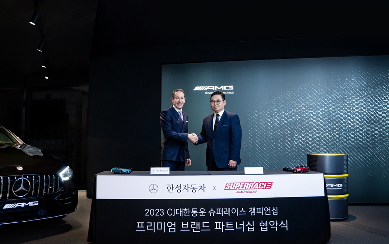 파트너십을 체결한 울프 아우스프룽 한성자동차 대표(왼쪽), 김동빈 슈퍼레이스 대표 (출처 : 한성자동차)