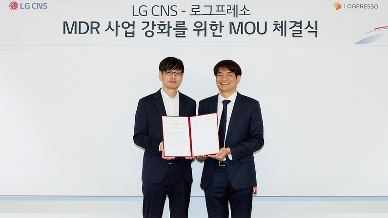 (왼쪽부터) 엄정용 LG CNS 보안사업담당, 양봉열 로그프레소 대표