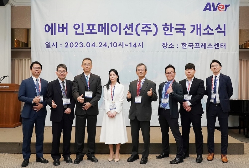 마이클 쿠오(Michael Kuo) 회장(오른쪽에서 네 번째)을 비롯한 에버 인포메이션 임원진