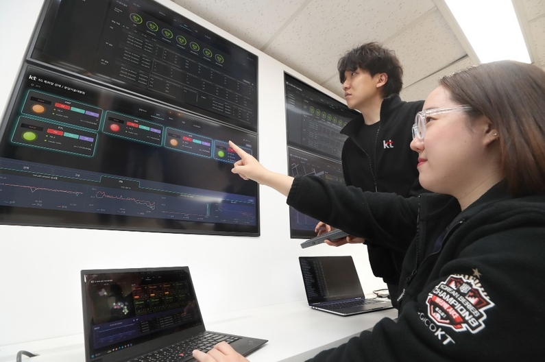 KT 직원들이 이음5G 지능형 관제 솔루션의 관제 화면을 모니터링하는 모습 (출처: KT)