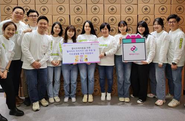 서훈교 대상웰라이프 대표이사(왼쪽 두번째)와 임직원들이 기초 생필품 포장 봉사 후 기념 촬영을 하고 있다. (출처 : 행복얼라이언스)