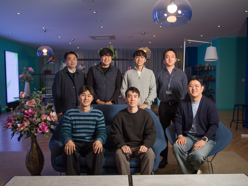 윗줄 왼쪽 첫번째 교신저자 임동혁 교수, 아랫줄 오른쪽 첫째 교신저자 서준기 교수. (출처 : UNIST)