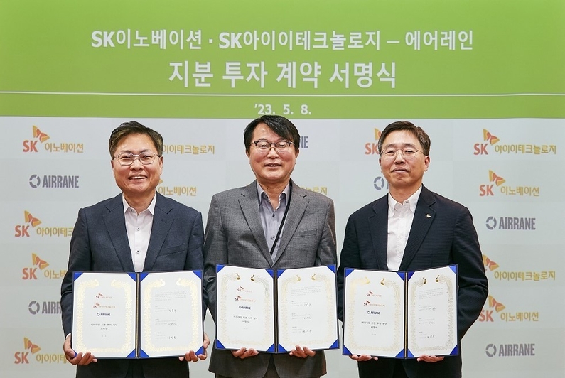 투자 계약 서명식 후 강동수 SK이노베이션 포트폴리오 부문장(왼쪽부터)과 하성용 에어레인 대표이사, 이병인 SK아이이테크놀로지 BM혁신실장이 각각 서명한 계약서를 들고 기념사진을 찍고 있다. (출처: SK이노베이션) 
