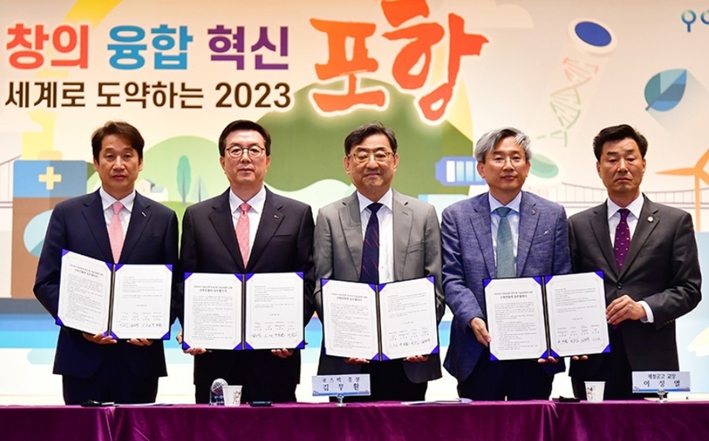 포스코퓨처엠이 23일 포스텍, 포철공고, 포항시와 ‘이차전지 전문인력 양성 및 기술경쟁력 강화를 위한 업무협약’을 체결했다.(사진 왼쪽부터) 김남일 포항시 부시장, 김준형 포스코퓨처엠 사장, 김무환 포스텍 총장, 이성열 포철공고 교장, 김일만 포항시의회 부의장 (출처: 포스코퓨처엠)