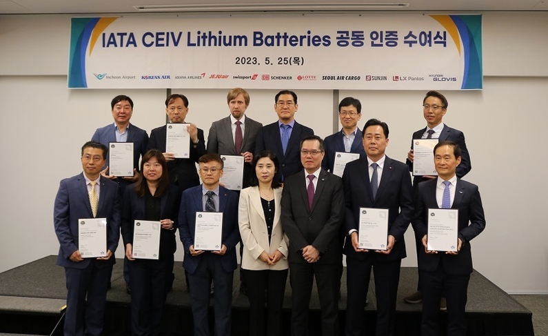 25일 오전 인천 그랜드하얏트호텔에서 박지헌 제주항공 화물사업실장(사진 두번째 줄 왼쪽에서 첫번째)과 인천국제공항공사, IATA 한국지사 관계자 등이 리튬배터리 인증 수여식을 진행하고 있다. (출처: 제주항공)
