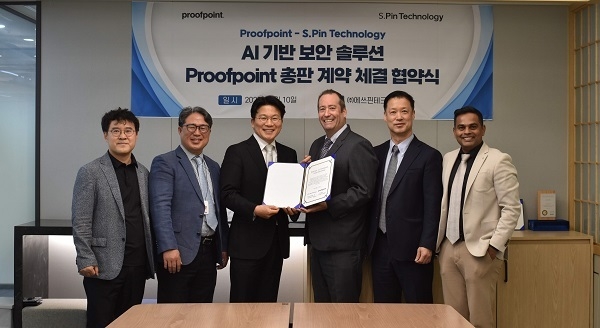 (왼쪽부터) 에쓰핀테크놀로지 솔루션 사업실 김광휘 실장, CSO 이진철 전무, 이승근 대표와 프루프포인트 아시아지역 부사장 Evan Dumas, 한국법인 대표 이석호, 채널 세일즈 디렉터 Sunil Kedaraji가 파트너십 체결 후 기념사진 촬영을 하고 있다. (제공: 프루프포인트)